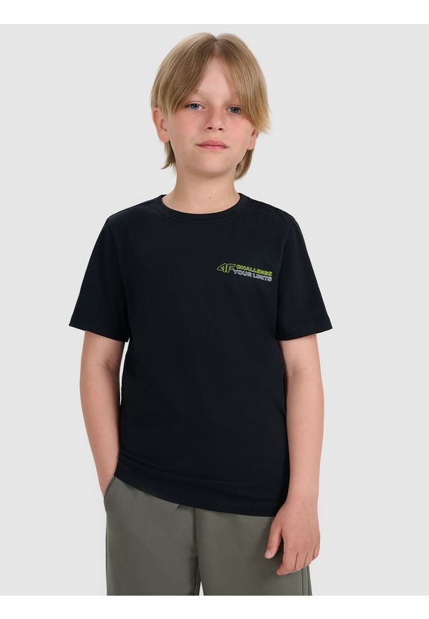 4f - 4F T-shirt regular z nadrukiem chłopięcy - czarny 140 (9-10 lat). Okazja: na co dzień. Kolor: czarny. Materiał: dzianina, jersey, bawełna. Długość rękawa: krótki rękaw. Długość: krótkie. Wzór: nadruk. Sezon: lato. Styl: casual, klasyczny, sportowy