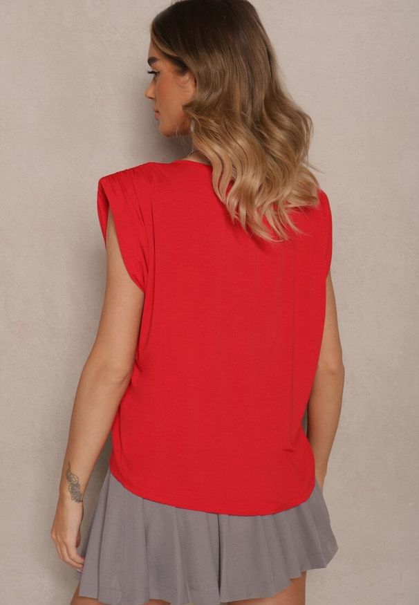 Renee - Czerwona Bluzka z Wiskozy z Ozdobnymi Ramionami Mavienne. Okazja: na co dzień. Kolor: czerwony. Materiał: wiskoza. Styl: klasyczny, casual, elegancki