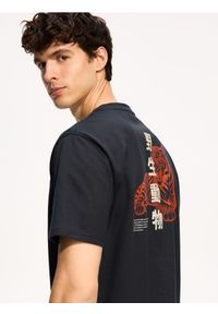 Reserved - T-shirt regular z nadrukiem na plecach - czarny. Kolor: czarny. Materiał: bawełna, dzianina. Wzór: nadruk #1