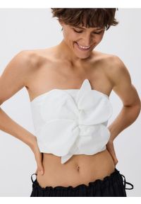 Reserved - Top z kwiatową aplikacją - złamana biel. Materiał: len, wiskoza. Wzór: aplikacja, kwiaty #1