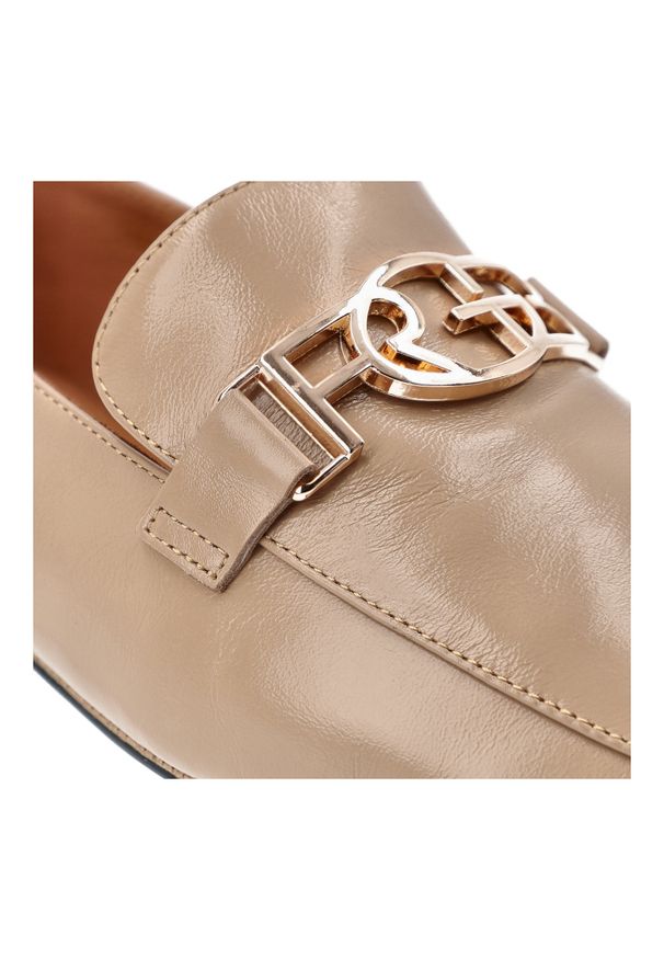 Półbuty damskie S.Barski, cholewka skóra naturalna licowa gładka fason niski kwadratowy nosek ozdobny metalowy element na podbiciu niski stabilny obc. Kolor: beżowy. Materiał: skóra. Szerokość cholewki: normalna. Wzór: gładki. Obcas: na obcasie. Wysokość obcasa: średni