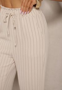 Renee - Jasnobeżowe Spodnie z Wiskozy High Waist Ozdobione Paskami Linariena. Okazja: na co dzień. Stan: podwyższony. Kolor: beżowy. Materiał: wiskoza. Wzór: aplikacja. Styl: klasyczny, elegancki, casual
