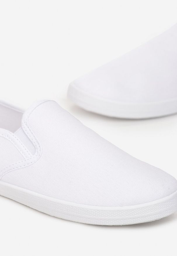 Born2be - Białe Wsuwane Tenisówki Materiałowe Kalaiya. Okazja: na co dzień. Zapięcie: bez zapięcia. Kolor: biały. Materiał: materiał. Styl: casual