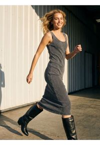 Sinsay - Dopasowana dzianinowa sukienka midi z efektem sprania - szary. Kolor: szary. Materiał: dzianina. Długość: midi #1