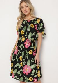 Born2be - Czarna Bawełniana Sukienka w Kwiatowy Wzór z Wiązaniem w Talii i na Rękawach Tosmira. Okazja: na co dzień, na spacer. Kolor: czarny. Materiał: bawełna. Wzór: kwiaty. Sezon: lato. Styl: casual, elegancki #7