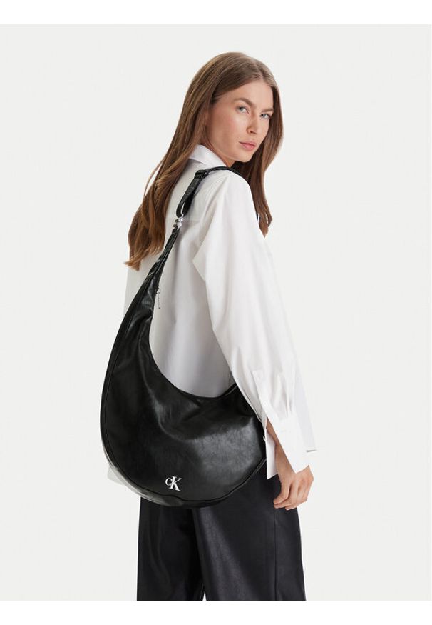 Calvin Klein Torebka Buckle Convertible Hobo Bag LV04F3446G Czarny. Kolor: czarny. Materiał: skórzane