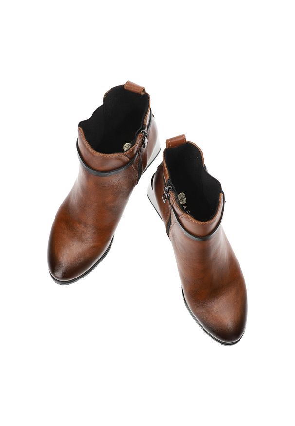 Brązowe Botki Armodo Eleganckie Obuwie Damskie Na Obcasie. Okazja: na co dzień, do pracy, na spotkanie biznesowe. Kolor: brązowy. Materiał: skóra. Obcas: na obcasie. Styl: elegancki. Wysokość obcasa: średni