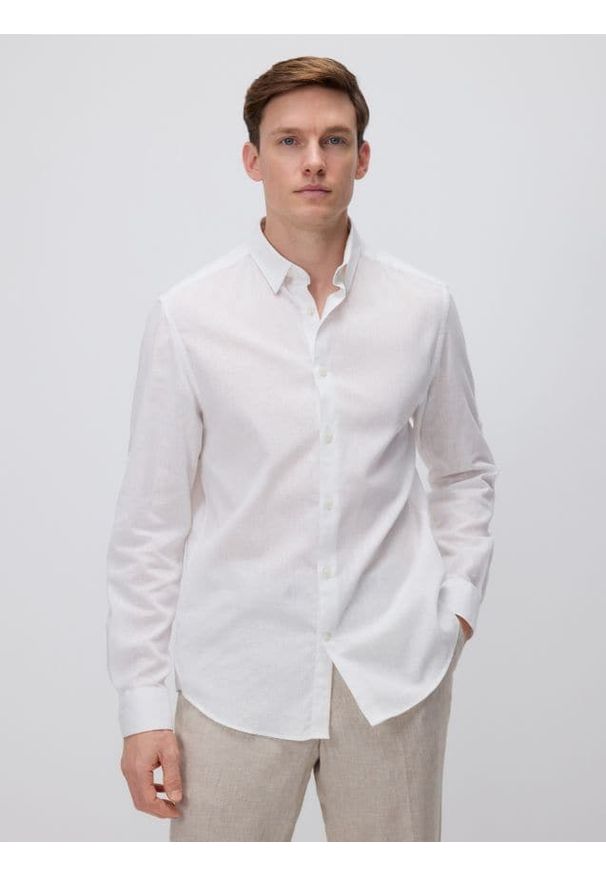 Reserved - Koszula regular z lnem - biały. Kolor: biały. Materiał: len