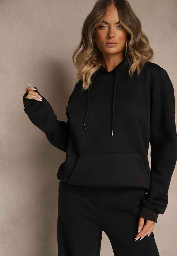 Renee - Czarna Bluza z Kapturem Ozdobiona Ściągaczami Invila. Okazja: na co dzień. Typ kołnierza: kaptur. Kolor: czarny. Wzór: aplikacja. Styl: casual, elegancki