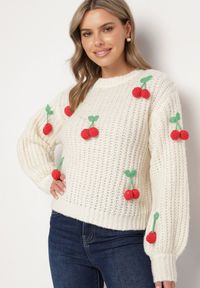 Born2be - Jasnobeżowy Sweter z Aplikacjami Wisienek o Klasycznym Fasonie Dintinnia. Okazja: na co dzień, na spotkanie biznesowe. Kolor: beżowy. Materiał: jeans. Długość rękawa: długi rękaw. Długość: długie. Wzór: aplikacja. Styl: klasyczny #4