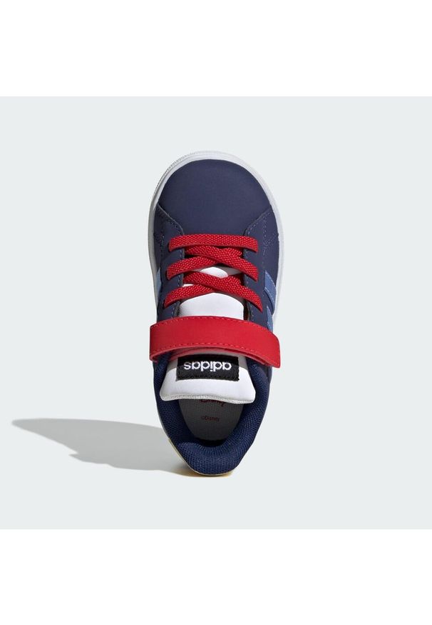 Adidas - Buty adidas Disney Snow White Grand Court 2.0 dla dzieci. Kolor: czerwony, wielokolorowy, niebieski. Wzór: motyw z bajki