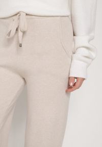 Born2be - Jasnobeżowe Dzianinowe Spodnie o Szerokim Kroju ze Sznurkami Melatusa. Okazja: na co dzień. Stan: podwyższony. Kolor: beżowy. Materiał: dzianina. Styl: klasyczny, casual, elegancki #5