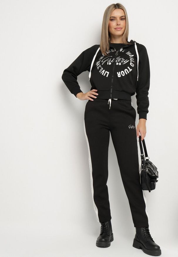 Born2be - Czarny Komplet Dresowy Rozpinana Bluza z Kapturem Spodnie z Napisami Semirwen. Kolor: czarny. Materiał: dresówka. Wzór: napisy