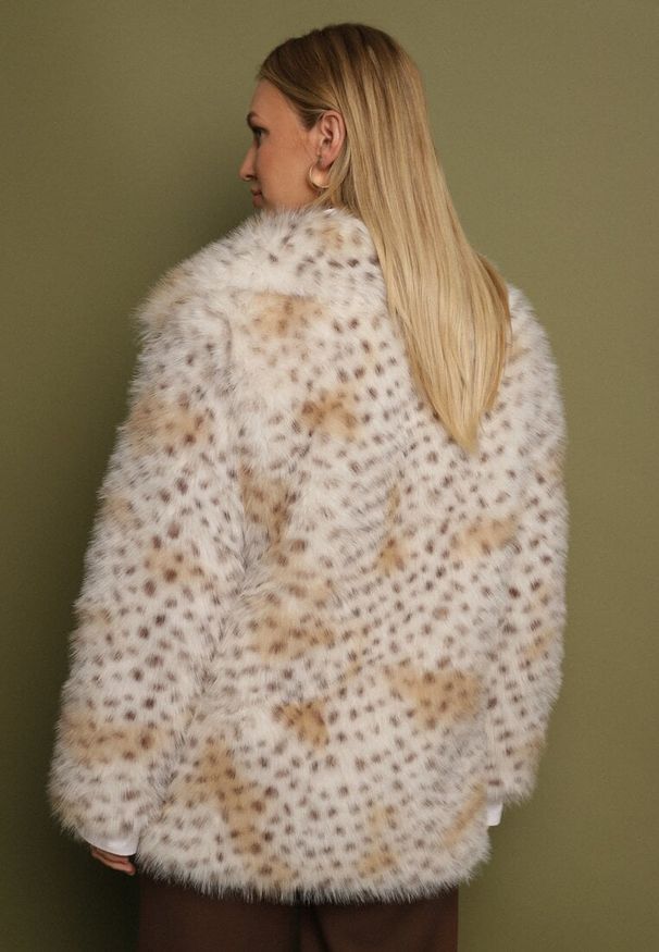 Born2be - Beżowa Kurtka Futerko na Suwak z Szerokim Kołnierzem Plinne. Okazja: na co dzień, do pracy, na spotkanie biznesowe. Typ kołnierza: golf. Kolor: beżowy. Materiał: futro. Styl: biznesowy, klasyczny, casual, elegancki