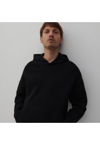 Reserved - Dzianinowy sweter z kapturem - Czarny. Typ kołnierza: kaptur. Kolor: czarny. Materiał: dzianina #1