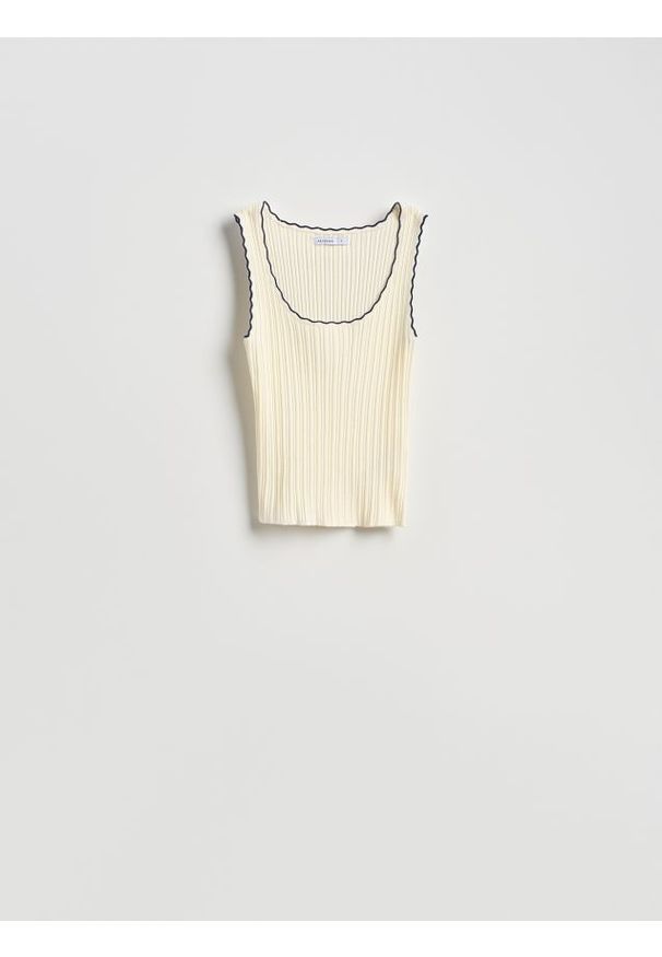 Reserved - Prążkowany top z wiskozą - kremowy. Kolor: kremowy. Materiał: prążkowany, wiskoza