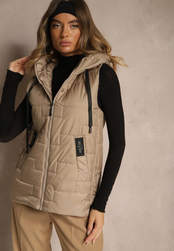Renee - Jasnobrązowa Pikowana Kamizelka z Kapturem w Klasycznym Stylu Tulorina. Okazja: na co dzień. Typ kołnierza: kaptur. Kolor: brązowy. Materiał: jeans. Styl: klasyczny