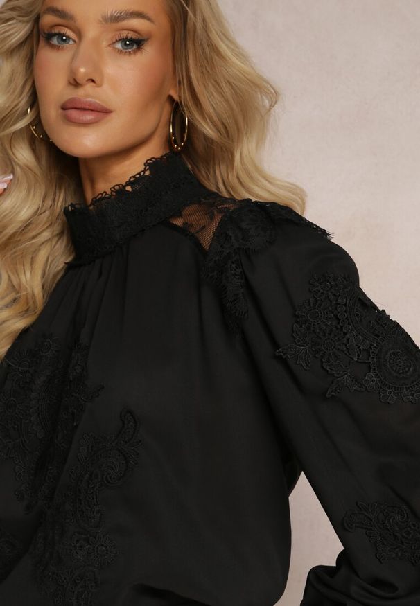 Renee - Czarna Bluzka Ozdobiona Koronką z Półgolfem Esharice. Kolor: czarny. Materiał: koronka. Wzór: aplikacja, koronka. Styl: elegancki