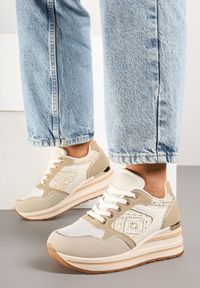 Renee - Beżowe Sneakersy na Koturnie z Geometrycznym Wzorem i Brokatem Tillineira. Okazja: na co dzień. Zapięcie: sznurówki. Kolor: beżowy. Materiał: jeans. Wzór: geometria. Obcas: na koturnie #5