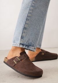 Renee - Brązowe Klapki Typu Chodaki z Zamszu Naturalnego z Klamrą Meridnore. Kolor: brązowy. Materiał: zamsz. Sezon: lato. Styl: elegancki #1