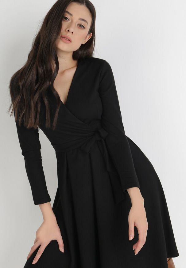 Born2be - Czarna Sukienka Therinore. Kolor: czarny. Materiał: bawełna, dzianina. Typ sukienki: kopertowe. Styl: elegancki. Długość: midi