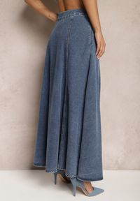 Renee - Niebieska Bawełniana Spódnica Maxi Rozkloszowana z Jeansu z Ozdobnym Łańcuszkiem Viralle. Kolor: niebieski. Materiał: jeans, bawełna. Sezon: lato. Styl: boho, elegancki