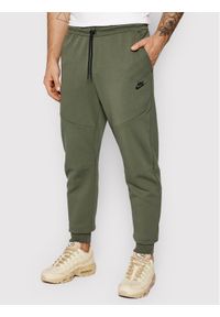 Nike Spodnie dresowe Nsw Tech Fleece CU4495 Zielony Slim Fit. Kolor: zielony. Materiał: dresówka #1