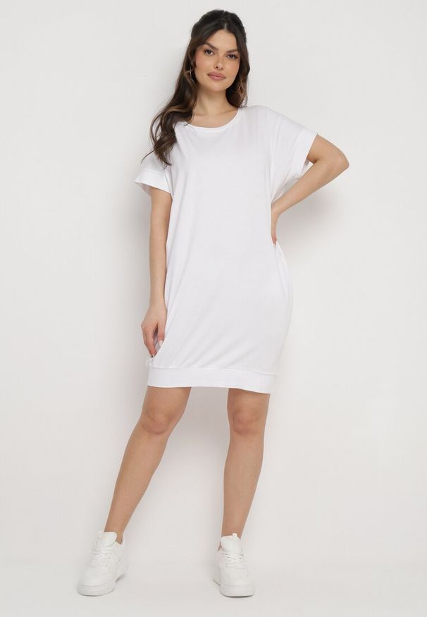Born2be - Biała Pudełkowa Sukienka T-shirtowa o Krótkim Kroju Orlella. Kolor: biały. Sezon: lato