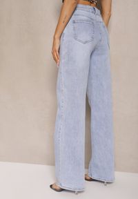 Renee - Jasnoniebieskie Jeansy High Waist z Szerokimi Nogawkami Leniscia. Okazja: na co dzień. Stan: podwyższony. Kolor: niebieski. Styl: elegancki, casual