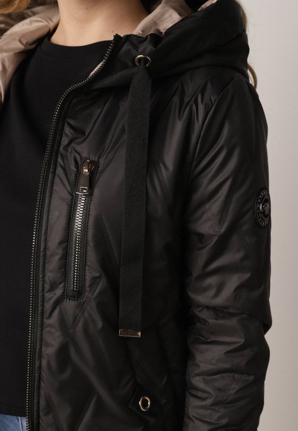 Born2be - Czarna Pikowana Kurtka Przejściowa Parka z Kapturem o Długim Kroju z Ozdobą Isaline. Okazja: na co dzień. Typ kołnierza: kaptur. Kolor: czarny. Materiał: poliester, dresówka. Długość: długie. Wzór: aplikacja. Styl: casual, klasyczny