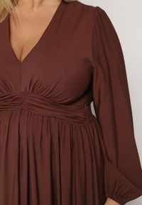 Born2be - Brązowa Rozkloszowana Sukienka z Marszczeniem i Gumką w Pasie Fedorna. Okazja: na co dzień. Kolekcja: plus size. Kolor: brązowy. Typ sukienki: dla puszystych. Styl: casual, elegancki #5