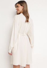 Born2be - Beżowa Sukienka z Wiązaniem w Talii z Koszulową Górą Leandia. Okazja: na co dzień. Kolor: beżowy. Materiał: skóra. Typ sukienki: koszulowe. Styl: casual, elegancki #6