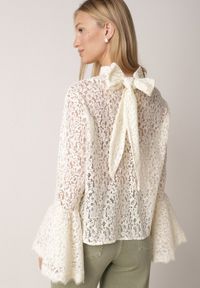 Born2be - Beżowa Wiskozowa Bluzka z Koronki z Bawełną Kokardą i Rozszerzanymi Rękawami Andrice. Okazja: na randkę. Typ kołnierza: kokarda. Kolor: beżowy. Materiał: wiskoza, bawełna, koronka. Wzór: koronka. Styl: klasyczny #7