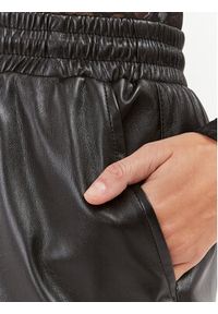 Guess Spodnie z imitacji skóry W3BB44 WF8Q0 Czarny Regular Fit. Kolor: czarny. Materiał: skóra