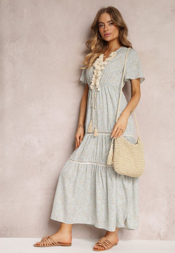 Renee - Jasnoniebieska Sukienka Boho z Chwostami i Ażurowymi Zdobieniami Poniti. Kolor: niebieski. Długość rękawa: krótki rękaw. Wzór: aplikacja, ażurowy. Typ sukienki: rozkloszowane. Styl: boho. Długość: maxi