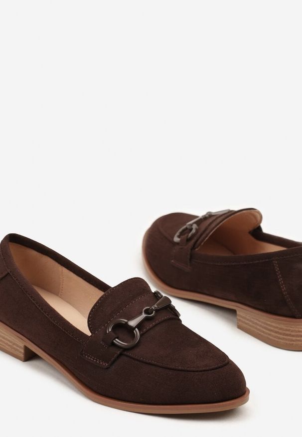 Born2be - Brązowe Mokasyny Vices ze Skórzaną Wkładką i Ozdobną Aplikacją Delainora. Okazja: na co dzień. Kolor: brązowy. Materiał: skóra. Wzór: aplikacja. Styl: casual, elegancki