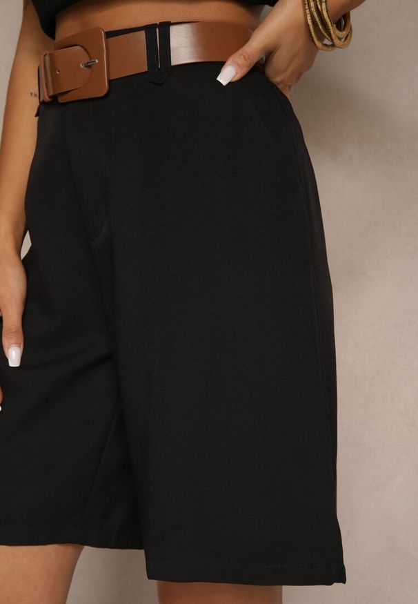 Renee - Czarne Szorty z Wiskozą w Eleganckim Stylu z Paskiem z Klamrą Aravene. Okazja: na co dzień. Stan: podwyższony. Kolor: czarny. Materiał: wiskoza. Styl: elegancki
