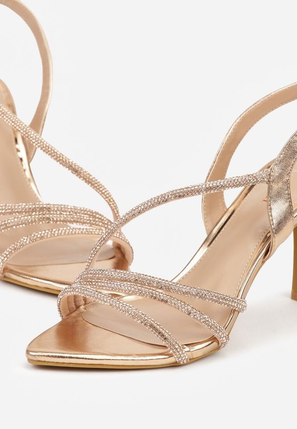Renee - Szampańskie Cyrkoniowe Sandały na Obcasie Typu Szpilka Kalefera. Okazja: na imprezę. Kolor: złoty. Materiał: satyna, jeans. Wzór: aplikacja. Sezon: lato. Obcas: na obcasie. Styl: elegancki. Wysokość obcasa: średni