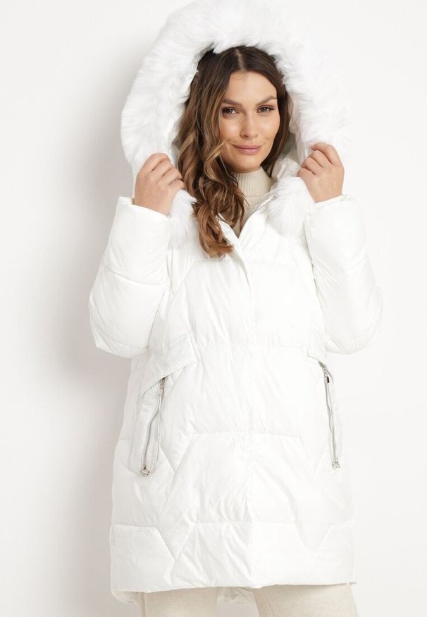 Born2be - Biała Pikowana Kurtka o Pudełkowym Kroju z Odpinanym Futerkiem i Ozdobnym Suwakiem Hedilina. Okazja: na co dzień, na spacer. Kolor: biały. Materiał: futro. Styl: elegancki, casual