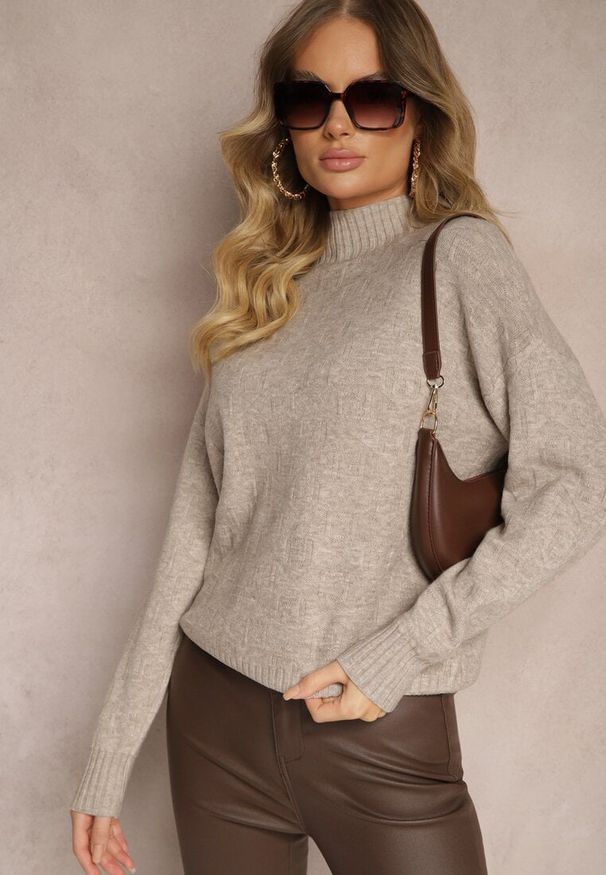 Renee - Ciemnobeżowy Golf Sweter z Tłoczeniem i Ściągaczami Melovira. Okazja: na spotkanie biznesowe, na co dzień. Typ kołnierza: golf. Kolor: beżowy. Materiał: jeans. Wzór: aplikacja. Styl: klasyczny, biznesowy, casual, elegancki