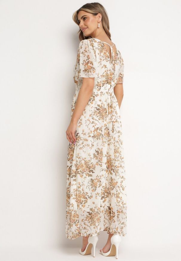 Born2be - Beżowa Rozkloszowana Sukienka z Krótkim Rękawem i Gumką w Pasie Wiązana na Plecach Jolla. Kolor: beżowy. Długość rękawa: krótki rękaw. Styl: klasyczny