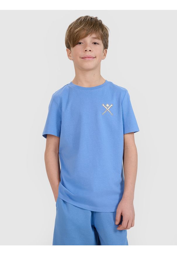 4f - 4F T-shirt regular z nadrukiem chłopięcy - granatowy 134 (8-9 lat). Okazja: na co dzień. Kolor: niebieski. Materiał: dzianina, jersey, bawełna. Długość rękawa: krótki rękaw. Długość: krótkie. Wzór: nadruk. Sezon: lato. Styl: casual, klasyczny, sportowy