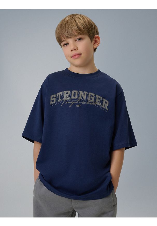 4f - 4F T-shirt loose z nadrukiem chłopięcy - granatowy 146/152 (10-12 lat). Okazja: na co dzień. Kolor: niebieski. Materiał: dzianina, bawełna, skóra. Wzór: nadruk. Sezon: lato. Styl: casual