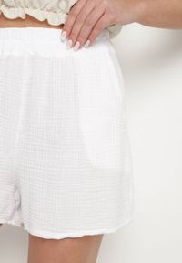 Born2be - Białe Klasyczne Bawełniane Szorty z Wysokim Stanem Madellia. Okazja: na imprezę, na spacer. Stan: podwyższony. Kolor: biały. Materiał: bawełna. Sezon: lato. Styl: klasyczny #3
