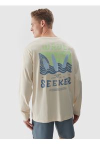 4f - 4F Longsleeve oversize z nadrukiem męski - beżowy L. Okazja: na co dzień. Kolor: beżowy. Materiał: bawełna, dzianina, jersey. Długość rękawa: długi rękaw. Długość: długie. Wzór: nadruk. Styl: sportowy, casual, klasyczny