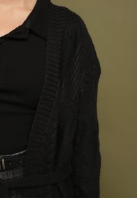 Born2be - Czarny Niezapinany Kardigan z Wełną z Warkoczowym Splotem i Wiązanym Paskiem Darrive. Okazja: na spotkanie biznesowe, do pracy, na co dzień. Kolor: czarny. Materiał: wełna. Długość rękawa: długi rękaw. Długość: długie. Wzór: ze splotem. Styl: biznesowy, casual, elegancki #4