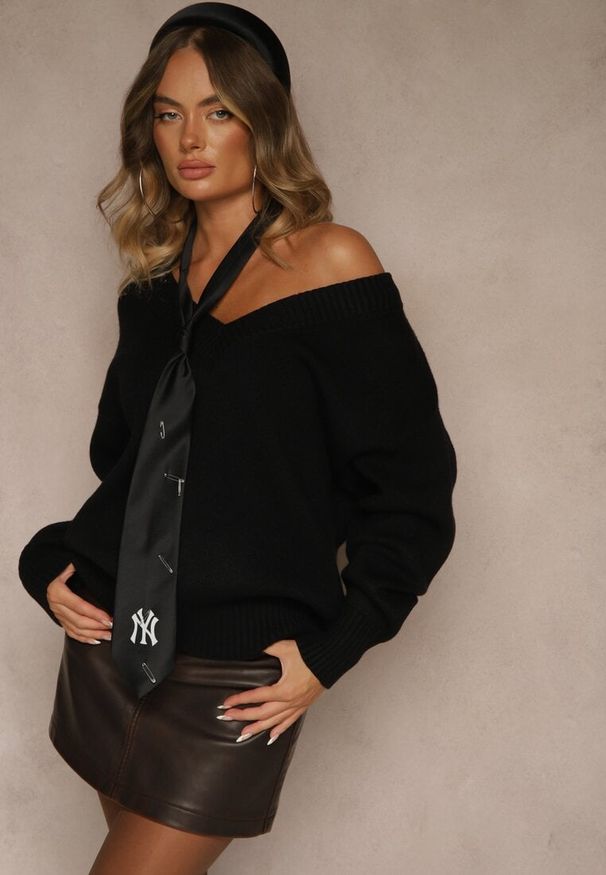 Renee - Czarny Sweter z Kaszmirem i Trójkątnym Dekoltem Plenne. Kolor: czarny. Materiał: kaszmir. Styl: klasyczny