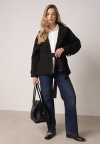 Born2be - Czarna Bawełniano-Wiskozowa Kurtka Typu Krótki Trencz z Ozdobnym Guzikiem Dafena. Okazja: na co dzień, na spotkanie biznesowe, do pracy. Kolor: czarny. Materiał: wiskoza, bawełna. Długość: krótkie. Styl: casual, biznesowy, elegancki, klasyczny #5