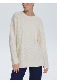 Reserved - Sweter oversize z warkoczowym splotem - kremowy. Kolor: kremowy. Materiał: wełna, dzianina. Wzór: ze splotem