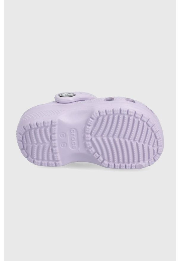 Crocs klapki dziecięce kolor fioletowy. Kolor: fioletowy. Materiał: guma, materiał. Wzór: gładki. Obcas: na obcasie. Wysokość obcasa: niski